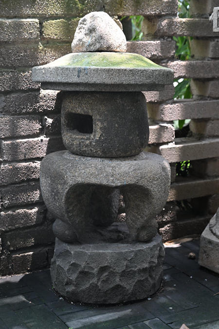『不包邮』日本原装  庭院石灯 石灯笼  （ 大几十年或上百年）
属于超大物品 所有地区木架运输 不包邮 运费到付
备注： 石灯长年处于外部环境 经过长时间风化 可能会有局部轻微自然脱落现象 介意勿拍 国内现货