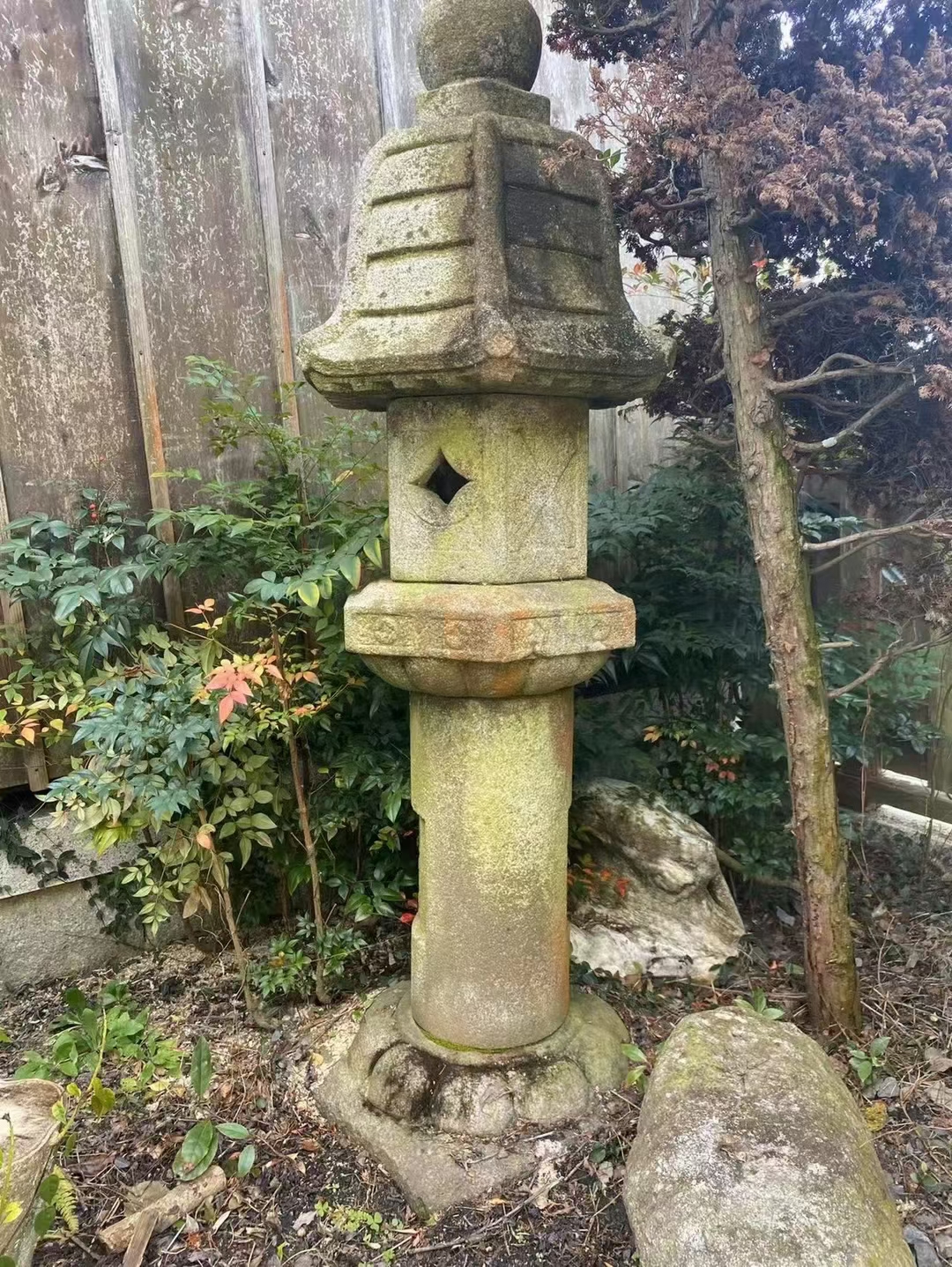 日本庭院老石灯一个，1米8高。 可以预定了