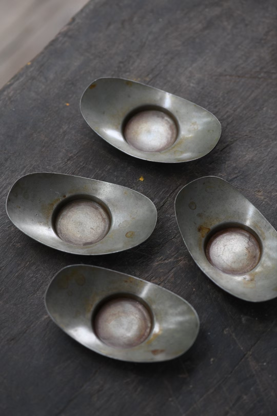 【小尺寸托】日本 古錫 往吟客款　楕形 茶托　4片 包浆老辣，自然使用痕迹