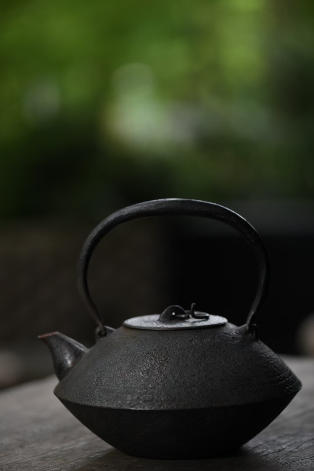【精品南部】日本 南部釜定 算珠形 老铁壶 小嘴好玩,出水佳。 铁质佳,个头也不大